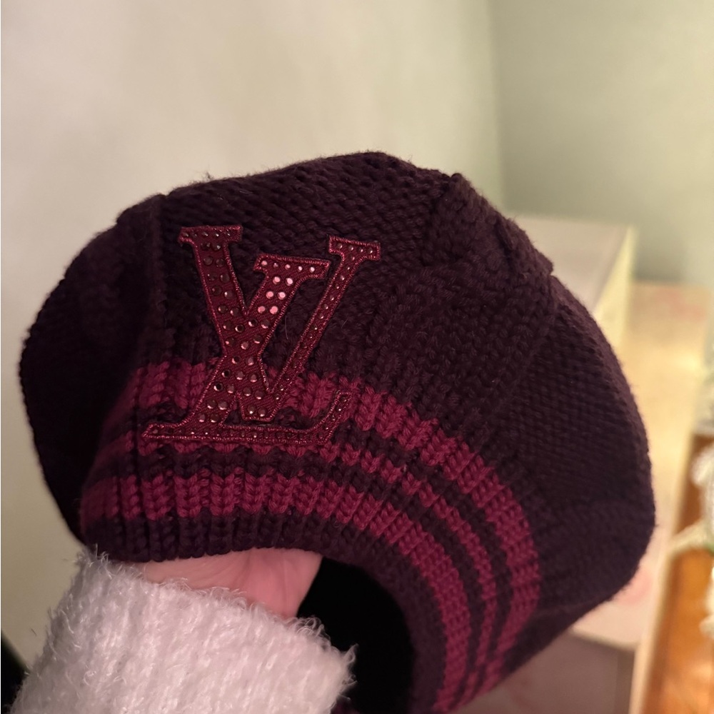 Louis Vuitton wool knjt columbia beret worn once! Perfect condition